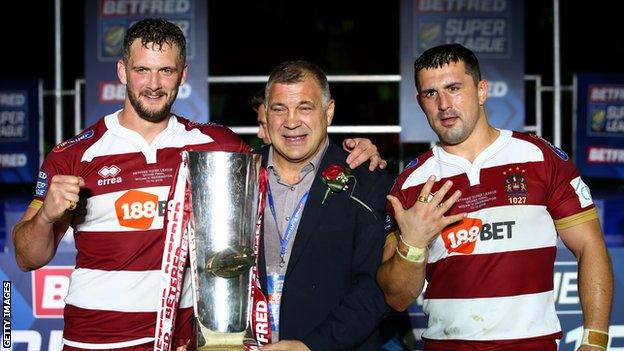 Sean O'Loughlin, Shaun Wane and Ben Flower with the Super League trophy