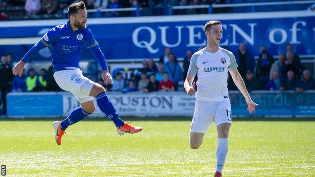 Stephen Dobbie scores