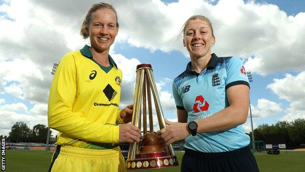 Meg Lanning and Heather Knight with the Women's Ashes trophy