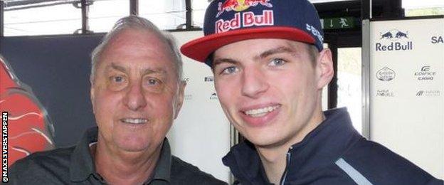 Max Verstappen poses with Johan Cruyff