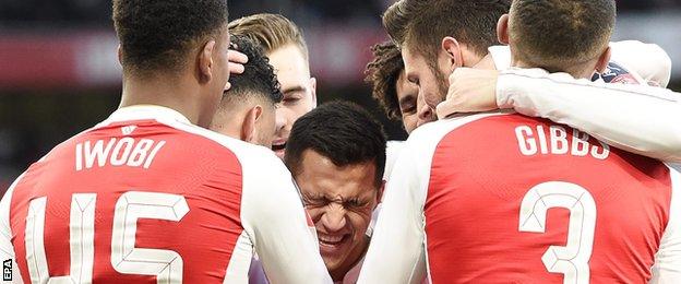 Arsenal celebrate with Alexis Sanchez mobbed