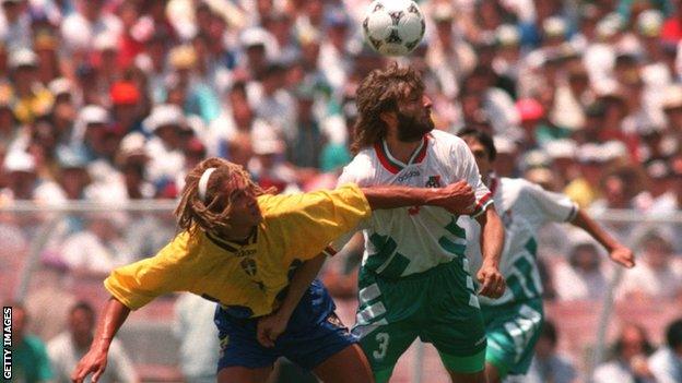 Trifon Ivanov tussles with Henrik Larsson