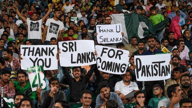 Fans hold up signs thanking Sri Lanka for touring Pakistan