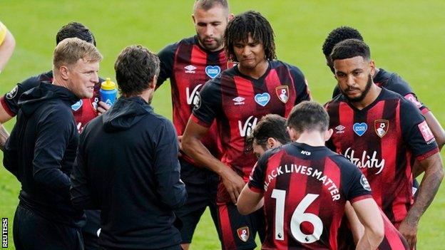 Eddie Howe talks to his Bournemouth players