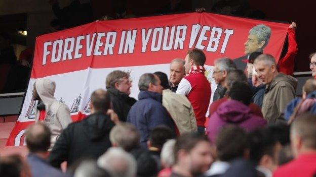 Banner in support of Arsene Wenger