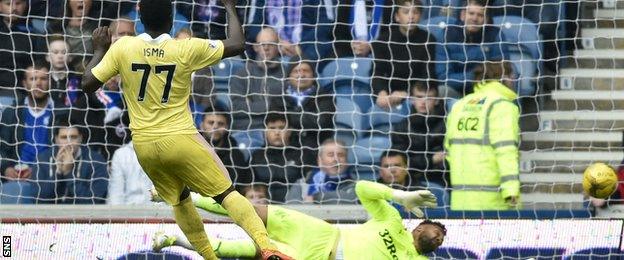 Esmael Goncalves celebrates his goal