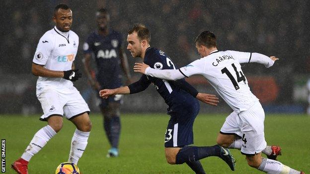 Christian Eriksen runs with the ball.