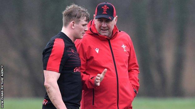 Wales head coach Wayne Pivac talks to Jac Morgan during training during the 2022 Six Nations