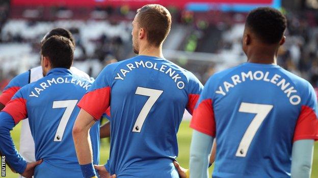 West Ham players warm up in Andriy Yarmolenko shirts