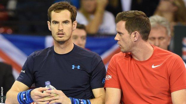 GB captain Leon Smith (right) in conversation with star player Andy Murray