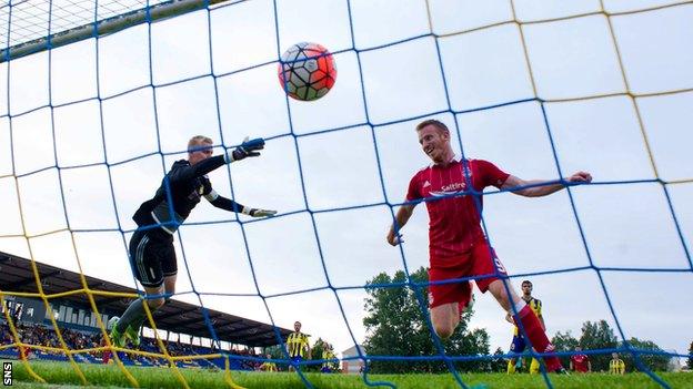 Adam Rooney scores for Aberdeen against Ventspils