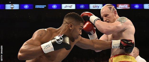 Gary Cornish tries to cope with the attacks of Anthony Joshua