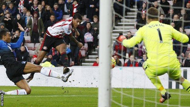 Patrick van Aanholt fires past Artur Boruc