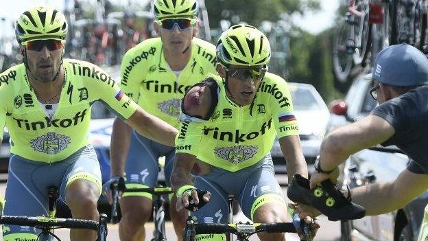 Alberto Contador (second right) had to change his shoe