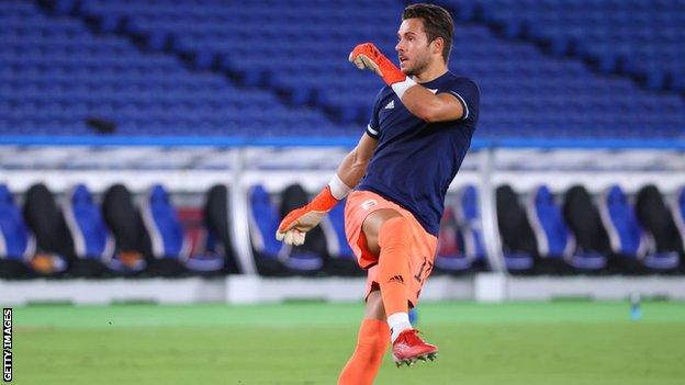 Fernandez warms up before Spain's Olympic gold medal match