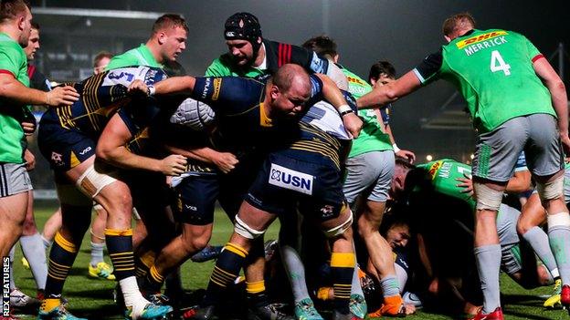 Nick Schonert of Worcester Warriors scores the only try of the first half