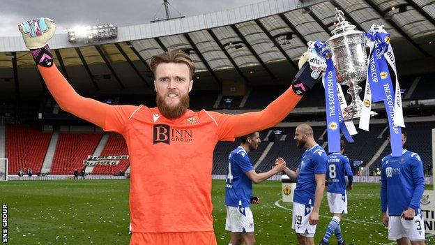 Zander Clark with the Scottish Cup in 2021