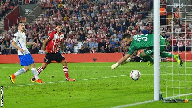 Charlie Austin heads Southampton's second goal against Sparta Prague