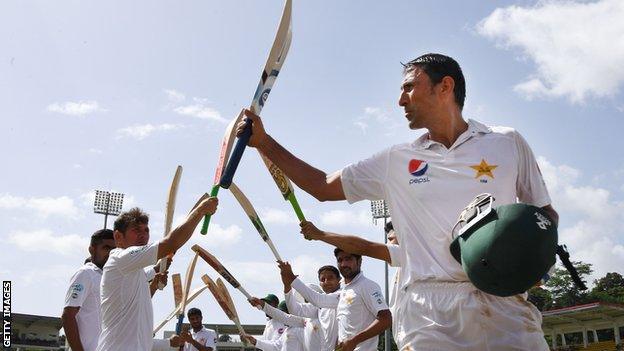 Younus Khan salutes the crowd