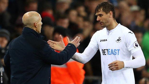 Bob Bradley shakes hands with Fernando Llorente