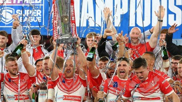 James Roby lifts the Super League trophy