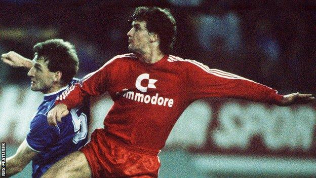 Mark Hughes in action for Bayern Munich in 1987 against Everton