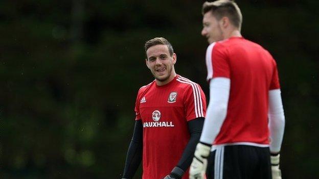 Danny Ward a Wayne Hennessey