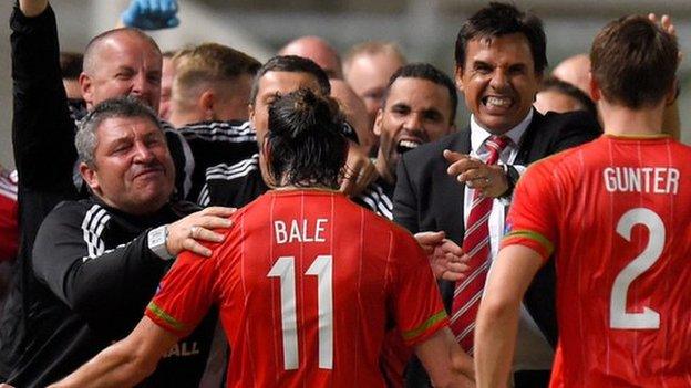 Gareth Bale a hyfforddwyr Cymru yn dathlu