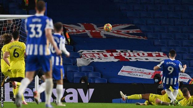 Neal Maupay scores