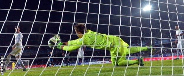 Fernando Muslera saves from Lionel Messi