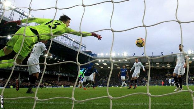 Oumar Niasse headed Everton's second low into the corner from a Cuco Martina cross