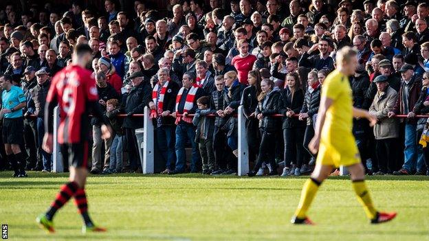 Fans pack the sidelines at New Dundas Park