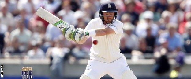 Ian Bell bats