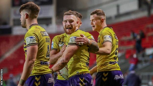 Wigan Warriors could win a fifth League Leaders' Shield if they beat Huddersfield Giants at the end of a curtailed Super League season on Friday