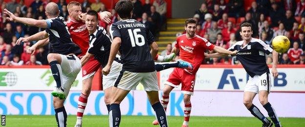 Adam Rooney scores for Aberdeen against Dundee