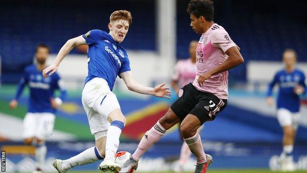 Anthony Gordon (left) in action for Everton against Leicester City