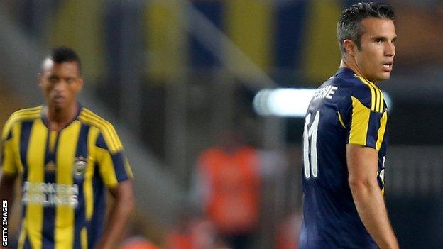 Fenerbahce star striker Robin van Persie (right)