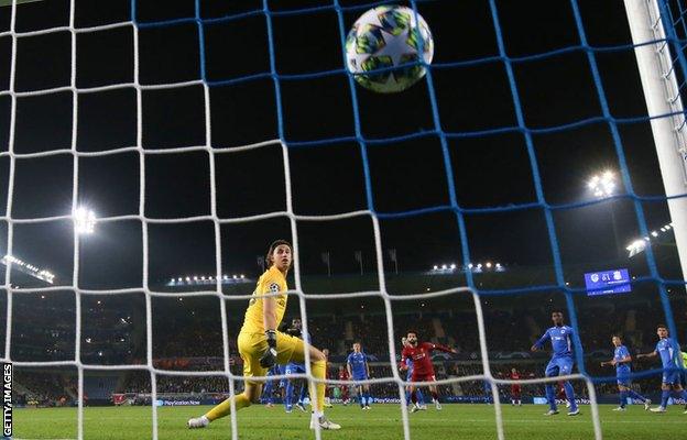 Oxlade-Chamberlain scores his second goal against Genk