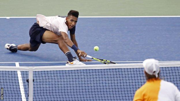 Aliassime and Sahpovalov compete