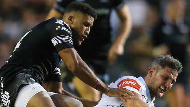 Keelan Giles (L) puts pressure on Leicester for Ospreys