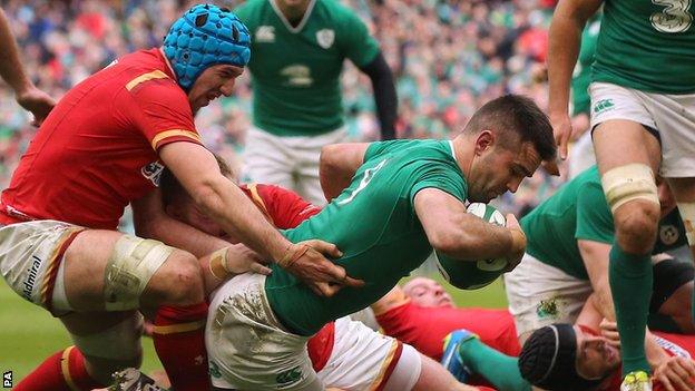 Conor Murray scores for Ireland in the draw with Wales