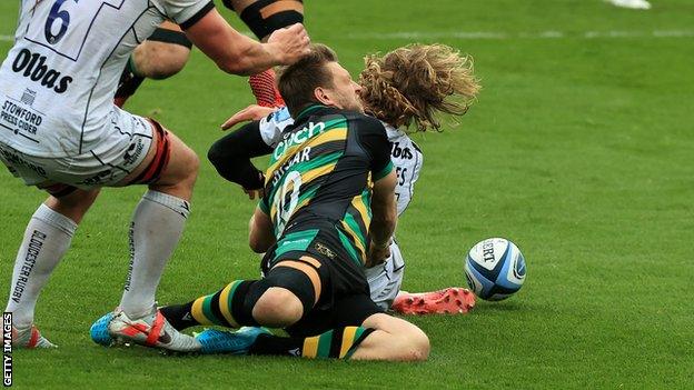 Dan Biggar clashes with Billy Twelvetrees