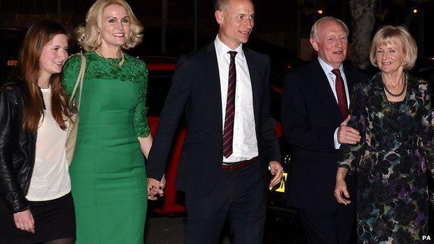 Mae Stephen Kinnock, mab y cyn-arweinydd Llafur Neil Kinnock, ymhlith y genhedlaeth newydd o Aelodau Seneddol sy'n cadw'r traddodiad Llafur yn fyw yn hen ardaloedd glofaol de Cymru yn dilyn Etholiad Cyffredinol 2015