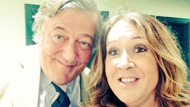 Mae un o'r rhain yn cael eu hystyried yn drysor cenedlaethol, Stephen Fry ydy'r llall