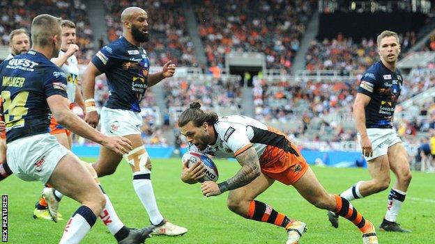 Alex Foster scores for Castleford