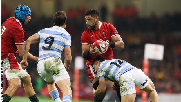 Taulupe Faletau in possession with Justin Tipuric in close support