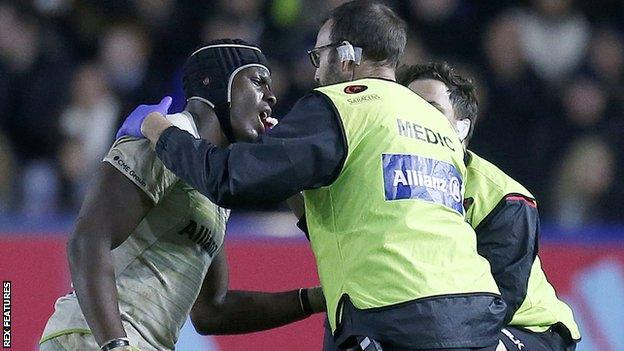 Maro Itoje receives treatment for a jaw injury