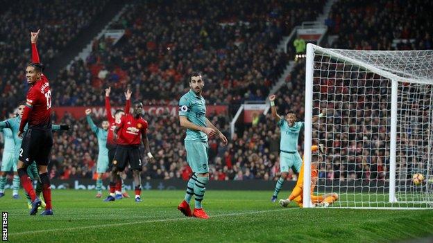 Arsenal and Manchester United drew 2-2 at Old Trafford in the Premier League on 5 December