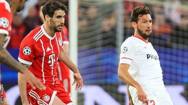 Javi Martinez of Bayern (left)