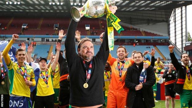 Daniel Farke lifts the Championship trophy